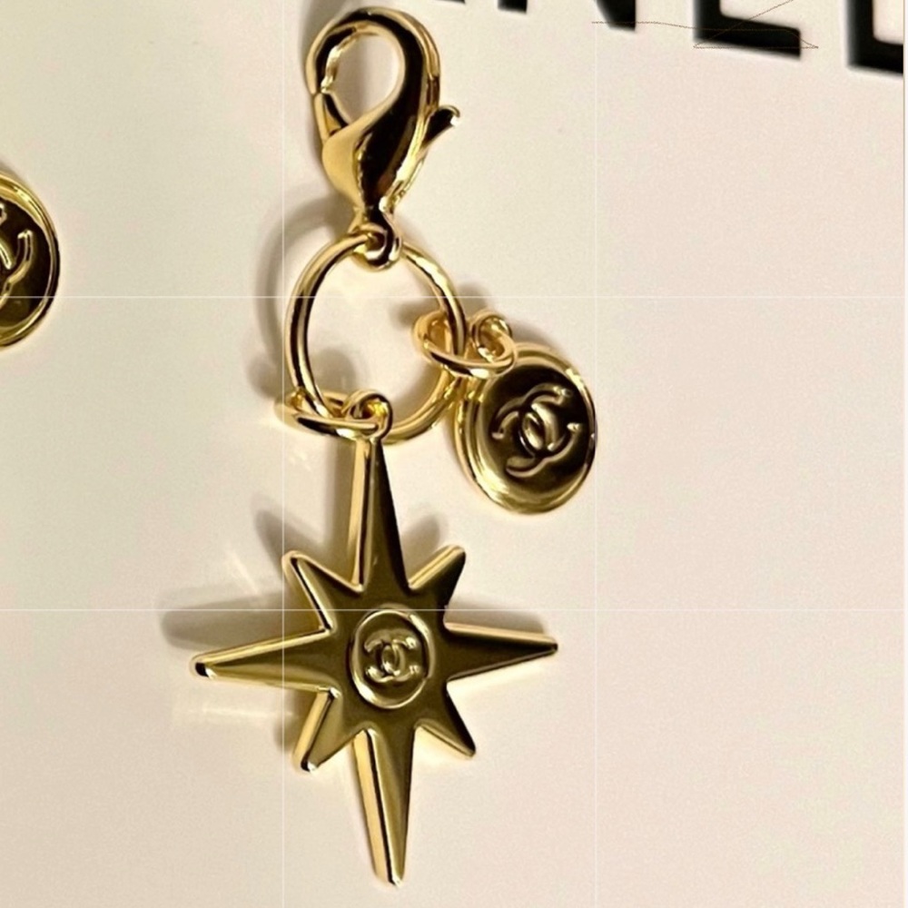 New CHANEL Limited Edition Double Star Charm and Round CC with Clasp